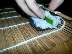 Bewegung beim Hoso-Maki Sushi rollen