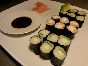 Hoso-Maki Sushi mit Avokado, Gurke und Surimi