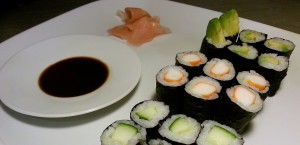 Hoso-Maki Sushi mit Avokado, Gurke und Surimi