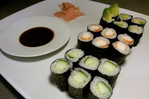 Hoso-Maki Sushi mit Avckado, Gurke und Surimi