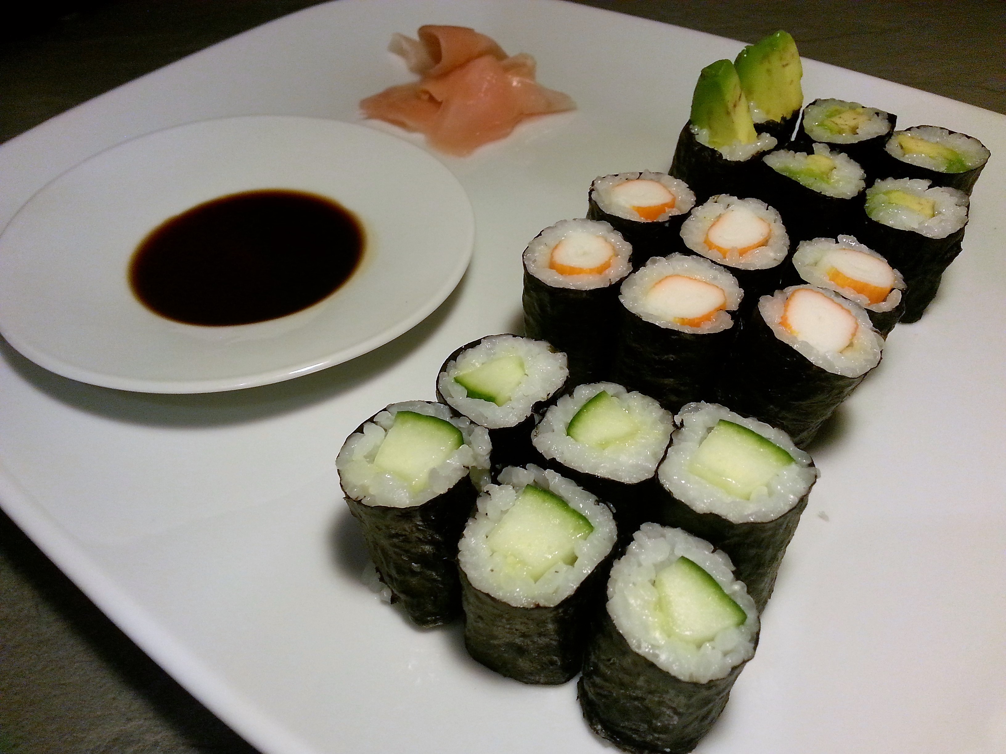 Hoso-Maki Sushi mit Avckado, Gurke und Surimi