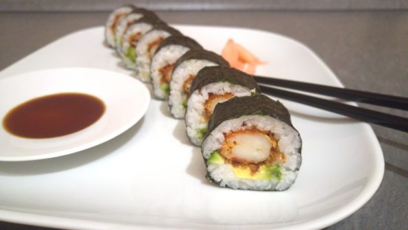 Futo Maki Sushi mit frittierter Garnele, Gurke und Avocado