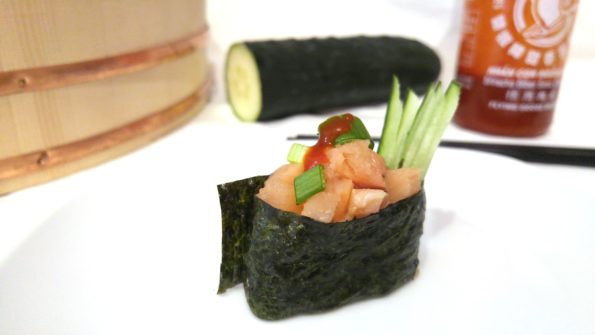 Gunkanmaki Sushi mit scharfem Lachs und Gurke