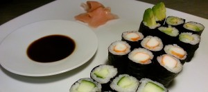 Hoso-Maki Sushi mit Avocado, Gurke und Surimi