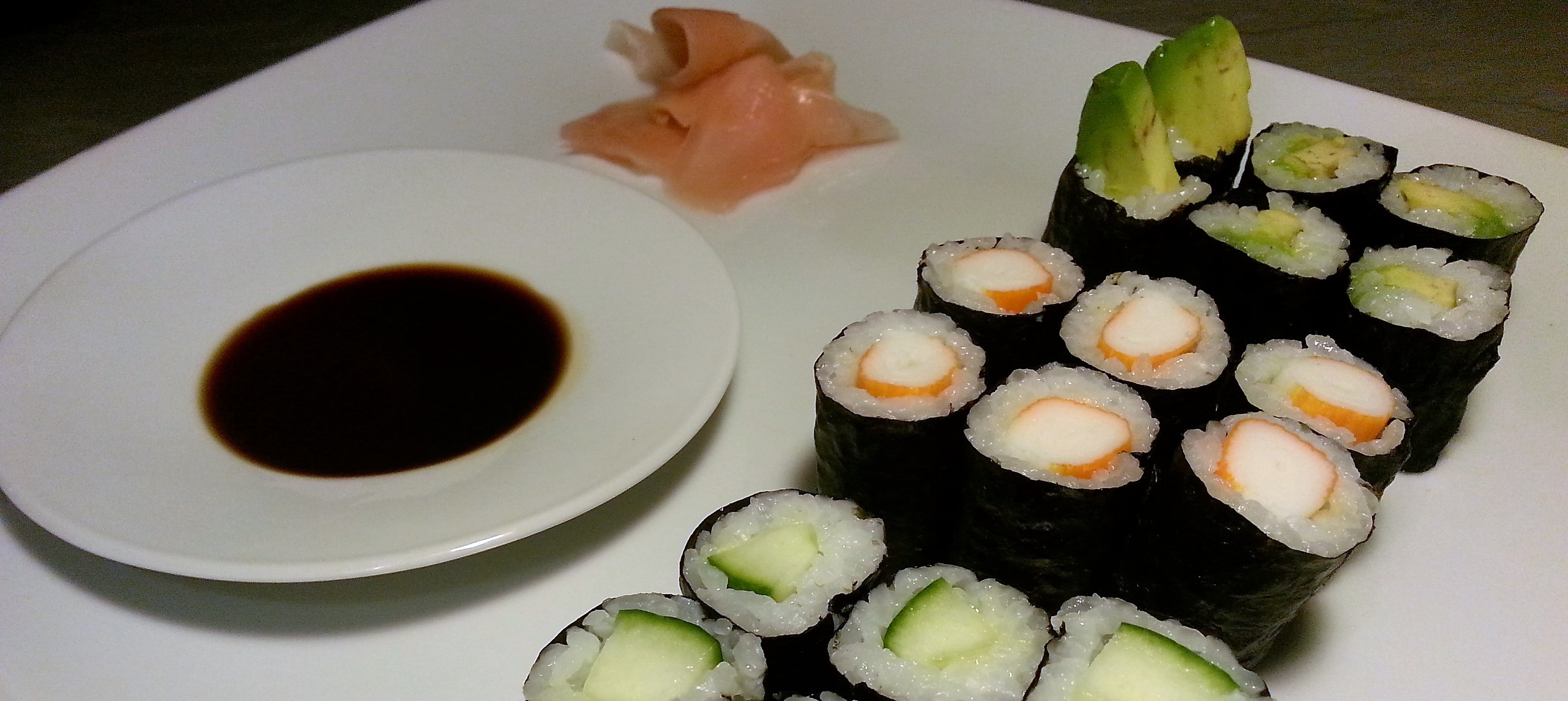 Hoso-Maki Sushi mit Avocado, Gurke und Surimi - Sushi-Liebhaber