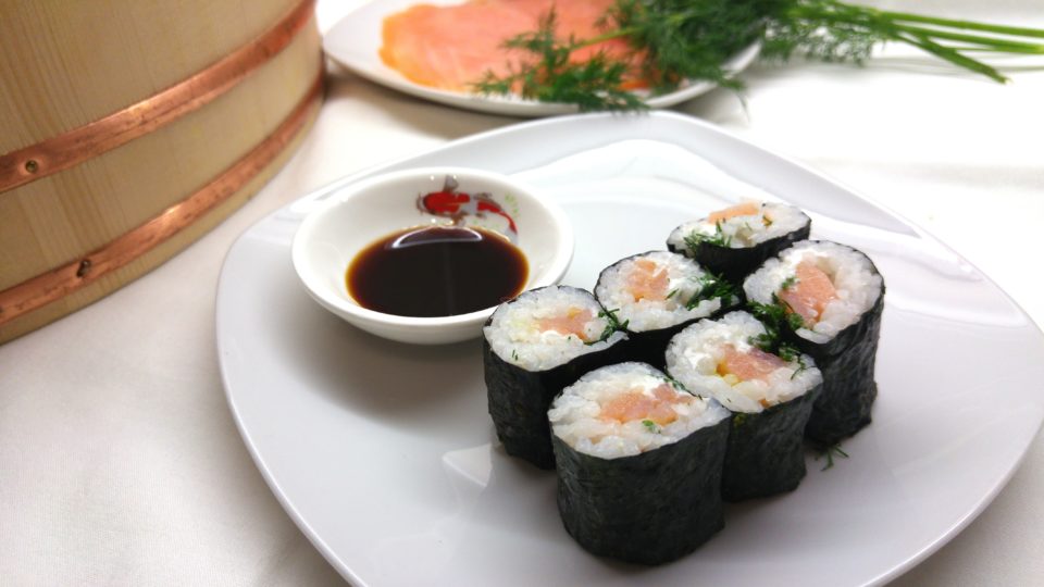 Hoso Maki Sushi mit Räucherlachs, Frischkäse und Dill