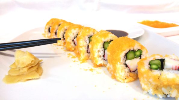 Inside Out Sushi / Ura Mak mit grünem Spargel, Surimi und Masago