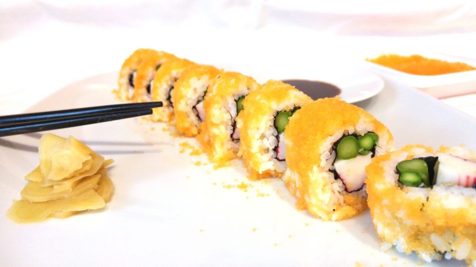 Inside Out Sushi / Ura Mak mit grünem Spargel, Surimi und Masago