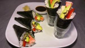 Temaki mit Surimi, Gurke, Avocado und Paprika