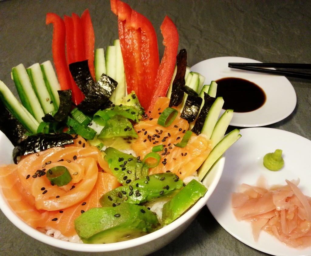 Chirashi-Sushi mit Lachs, Gurke, Avocado, Paprika, Frühlingszwiebel und Nori-Alge