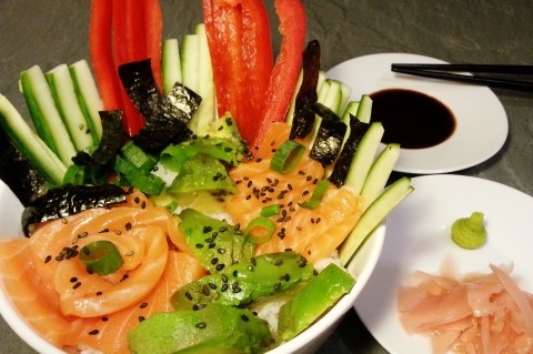 Chirashi-Sushi mit Lachs, Gurke, Avocado, Paprika, Frühlingszwiebel und Nori-Alge