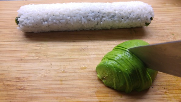 Avocado in dünne Scheiben schneiden