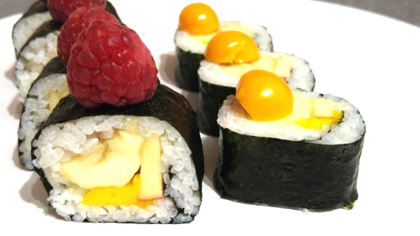 Fruchtiges Sushi mit Banane Mango und Apfel