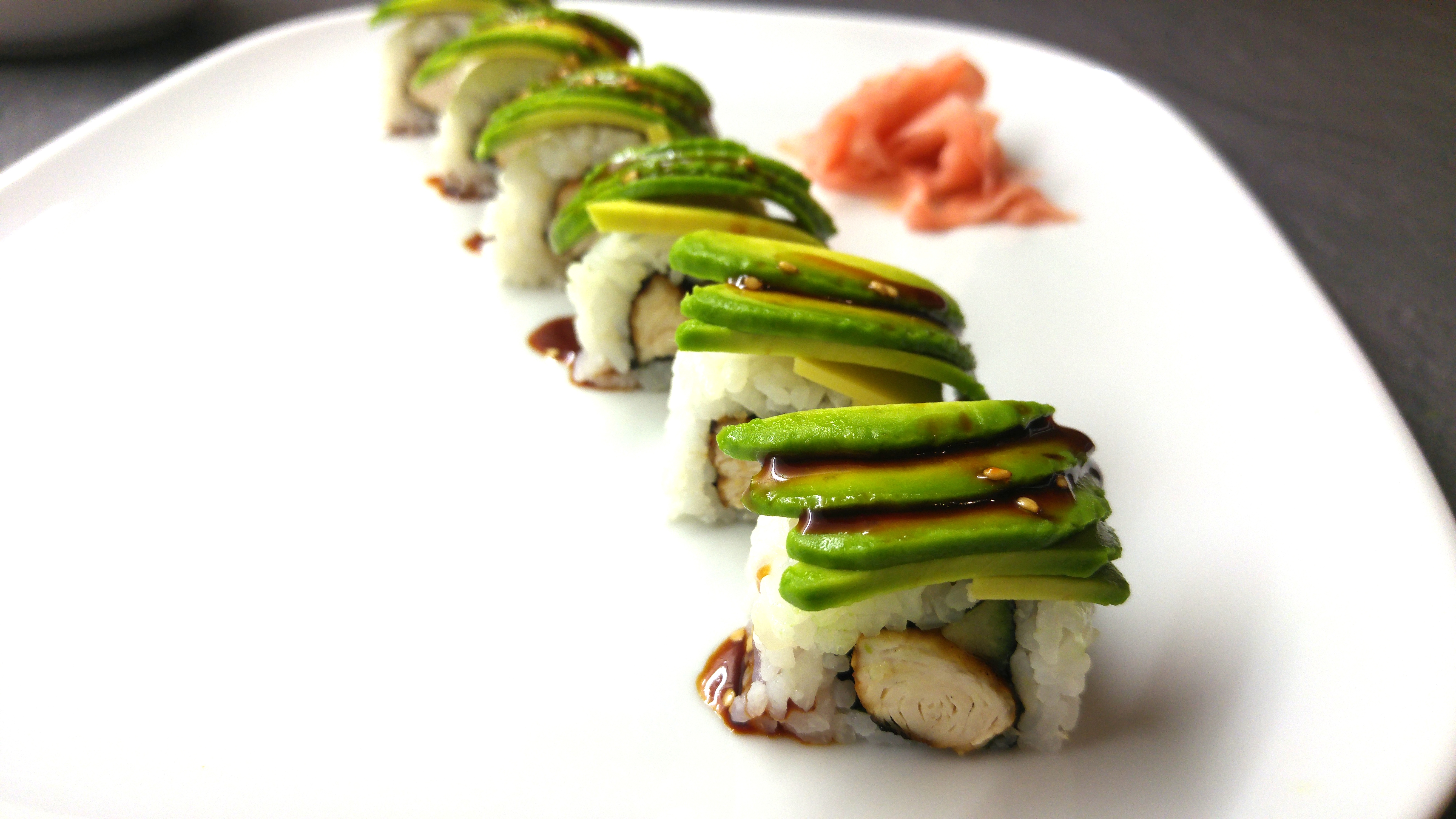 Futo Maki Sushi mit Muscheln, Avocado und Frühlingszwiebel - Sushi ...