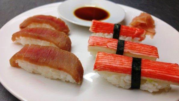 Thunfisch und Surimi Nigiri