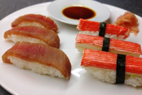 Thunfisch und Surimi Nigiri