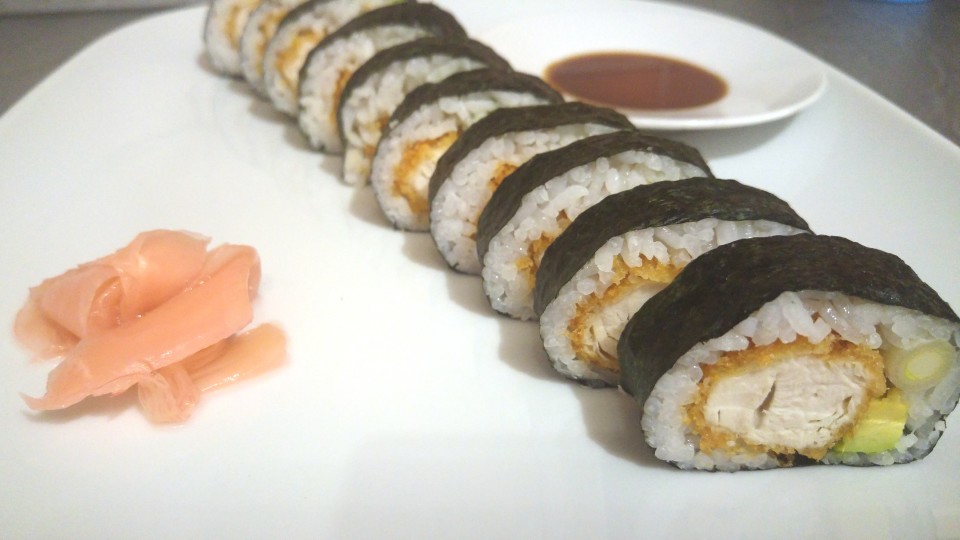 Futo Maki Sushi mit frittierter Garnele, Avocado und Gurke - Sushi ...