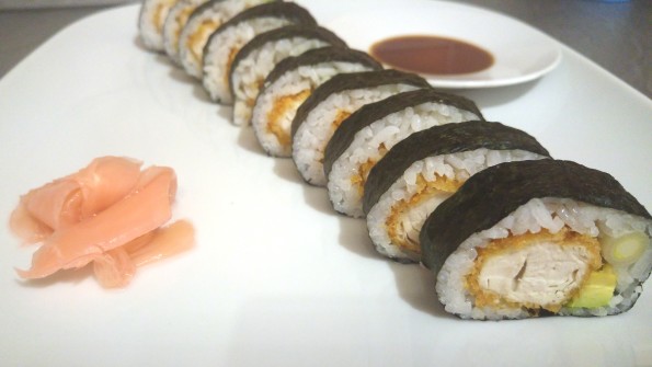 Futo Maki Sushi mit Panko-Hähnchen, Avocado und Frühlingszwiebel