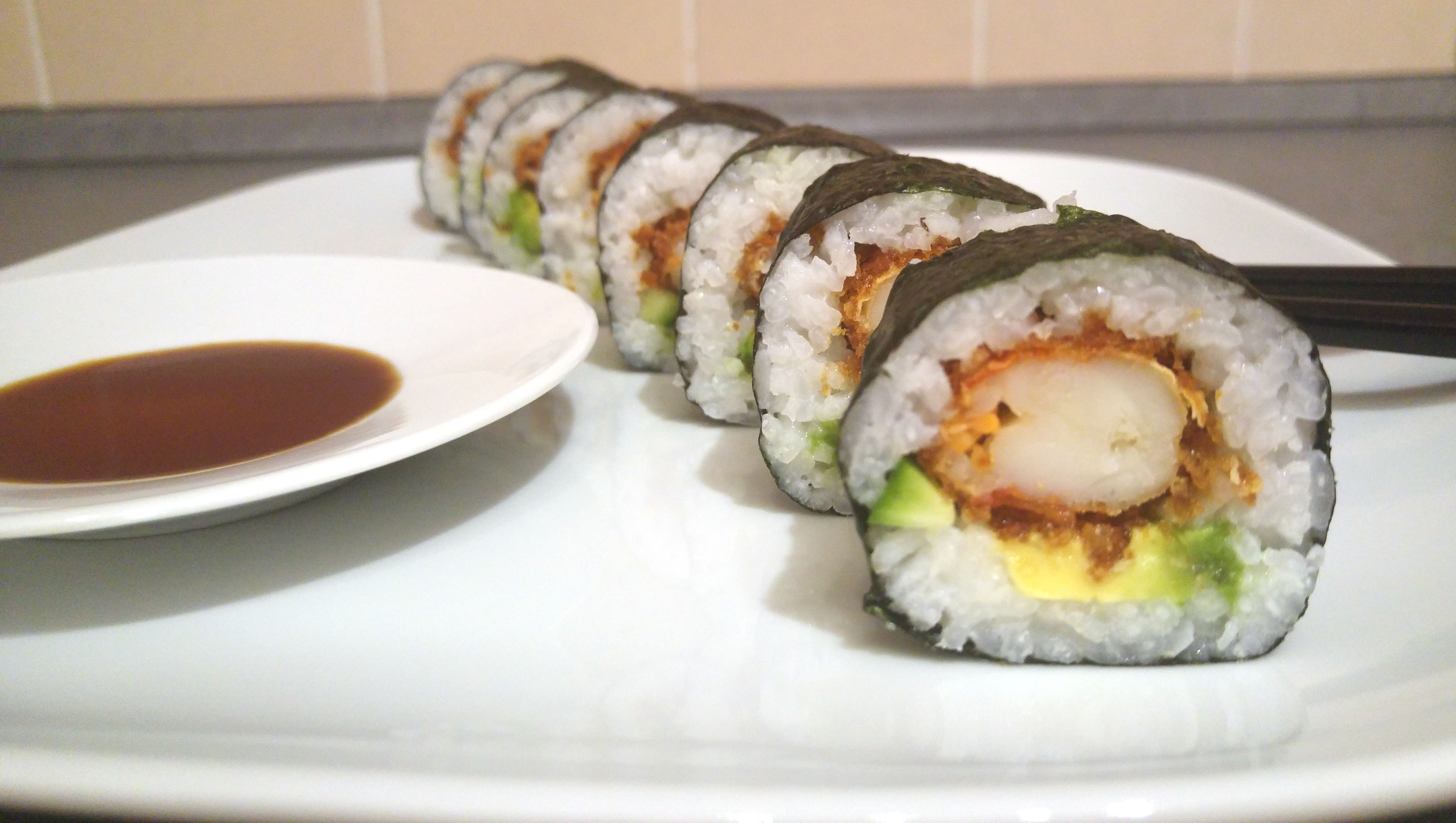 Futo Maki Sushi Mit Frittierter Garnele Avocado Und Gurke Sushi Liebhaber