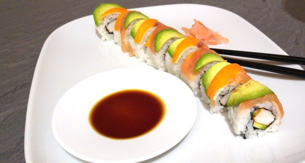 Rainbow Sushi Rolle angerichtet