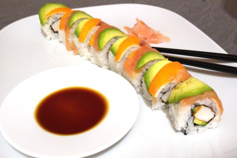 Rainbow Sushi Rolle angerichtet