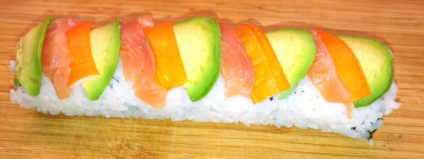 Regenbogen-Sushirolle belegt