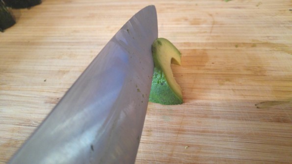Avocado im 45° Winkel schneiden
