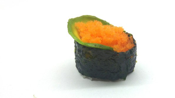 Gunkanmaki mit Masago und Avocado Nahaufnahme