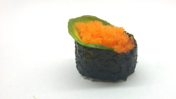 Gunkanmaki mit Masago und Avocado Nahaufnahme