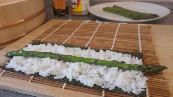Maki Sushi mit grünem Spargel vorbereitet