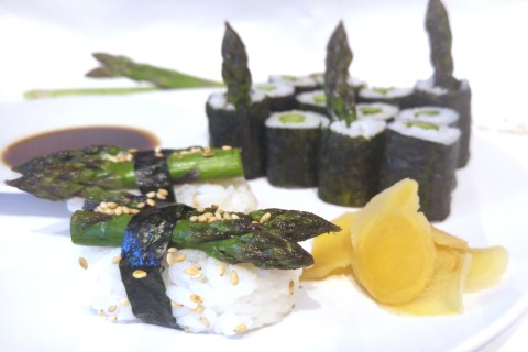 Nigiri und Maki Sushi mit grünem Spargel