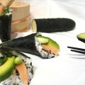 Temaki Sushi mit Lachs, Avocado und Gurke