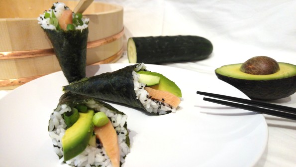 Temaki Sushi mit Lachs, Avocado und Gurke