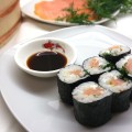 Hoso Maki Sushi mit Räucherlachs, Frischkäse und Dill