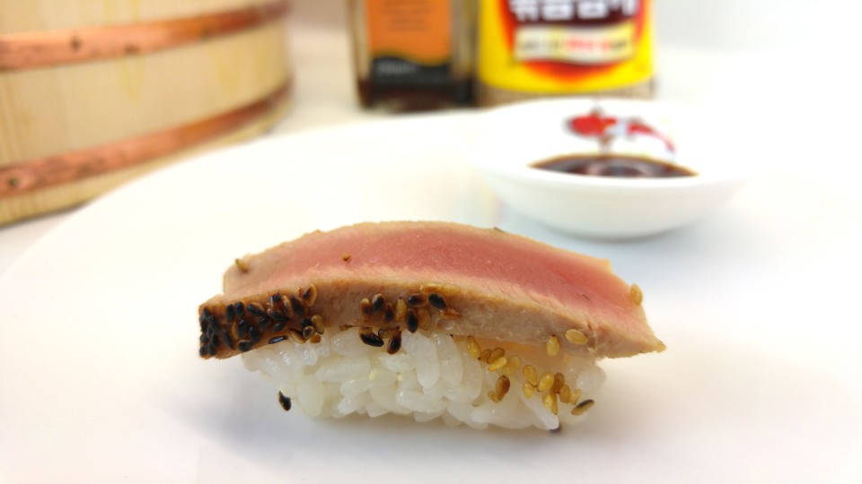 Nigiri Sushi mit gebratenem Thunfisch in Sesamkruste