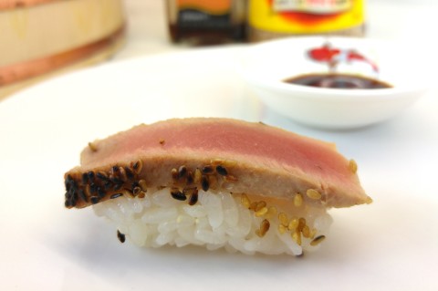 Nigiri Sushi mit gebratenem Thunfisch in Sesamkruste