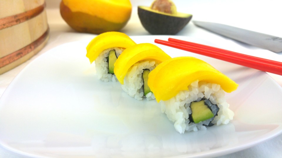 Inside-Out Sushi mit Mango und Avocado