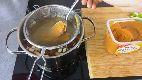 Japanische Miso Suppe mit Pilzen und Tofu - Sushi-Liebhaber