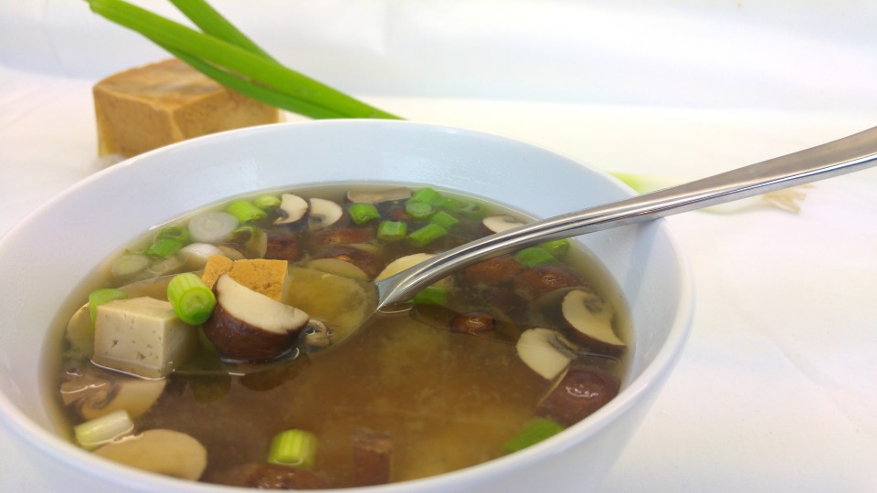 Japanische Miso Suppe mit Pilzen und Tofu