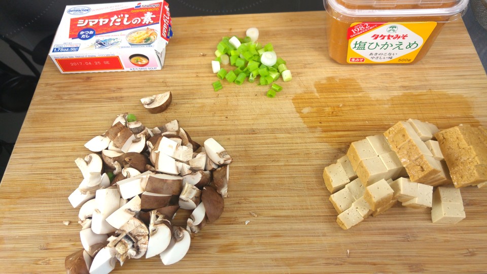 Japanische Miso Suppe mit Pilzen und Tofu - Sushi-Liebhaber