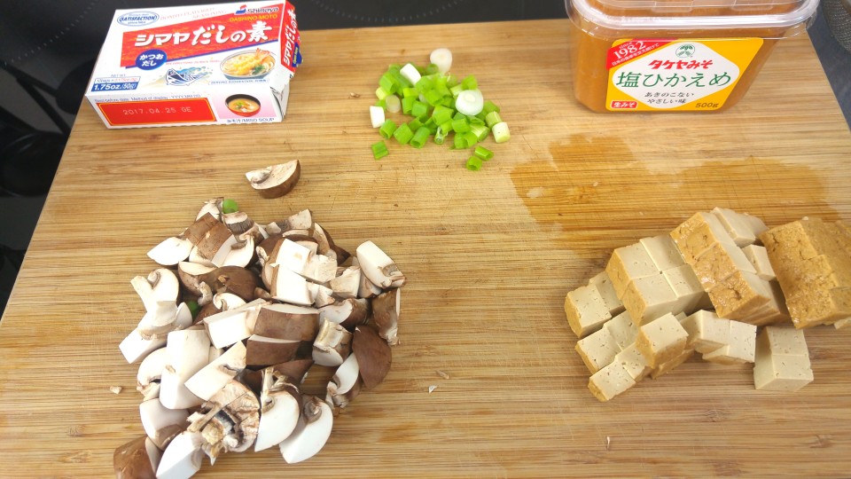 Pilze, Tofu und Frühlingszwiebel für die Miso Suppe vorbereitet