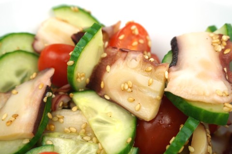 Japanischer Oktopus Salat mit Tomate, Gurke und Dressing aus Reisessig, Sojasauce, Zucker und geröstetem Sesam