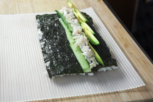 Nori Alge mit Kresbfleisch, Avocado und Gurke belegen