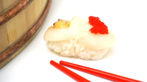 Nigiri Sushi mit rohen Scallops