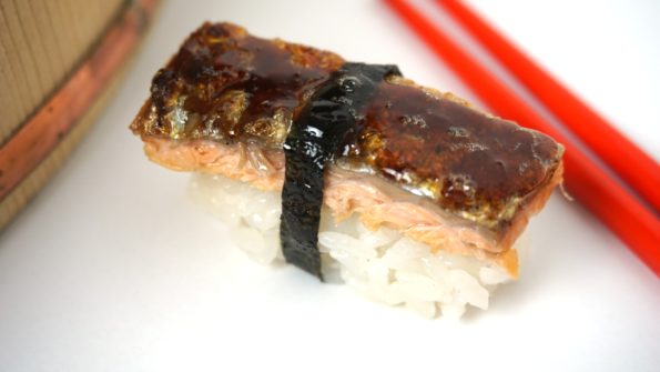 Nigiri Sushi mit knusprig gebratener Lachshaut