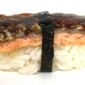 Nigiri Sushi mit knusprig gebratener Lachshaut und Teriyaki Sauce