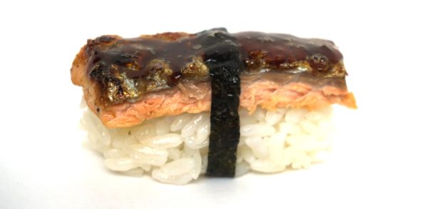 Nigiri Sushi mit knusprig gebratener Lachshaut und Teriyaki Sauce