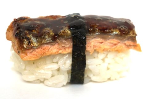 Nigiri Sushi mit knusprig gebratener Lachshaut und Teriyaki Sauce