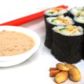Hoso Maki Sushi mit Gurke und Saté