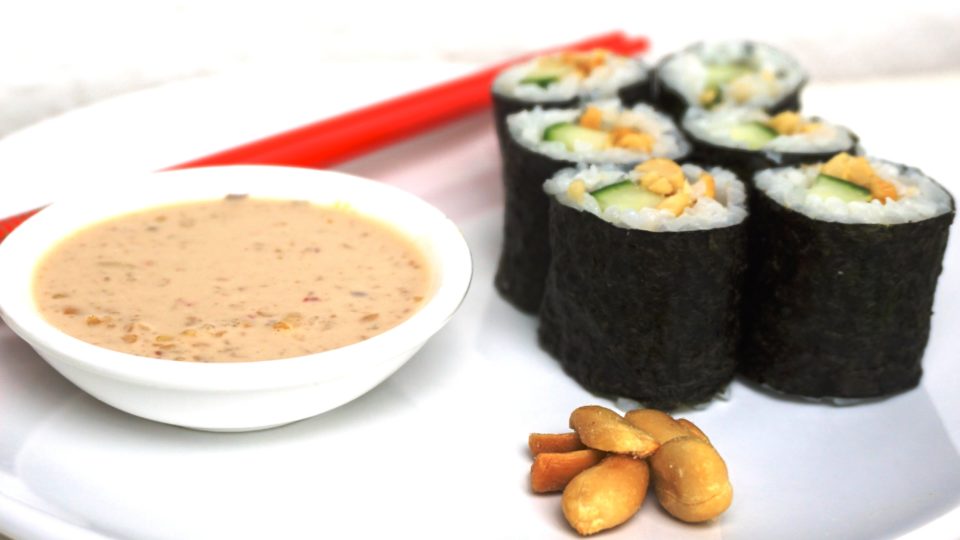 Hoso Maki Sushi mit Gurke und Saté